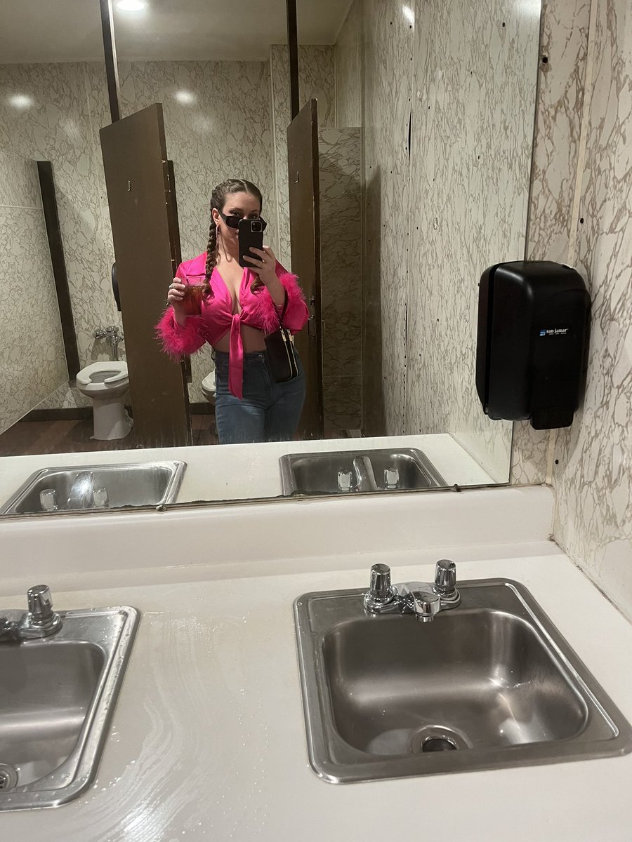 Candddyy's tweet photo. I looked so fucking good last night it felt like I was doing community service https://t.co/ICXSGOW09k