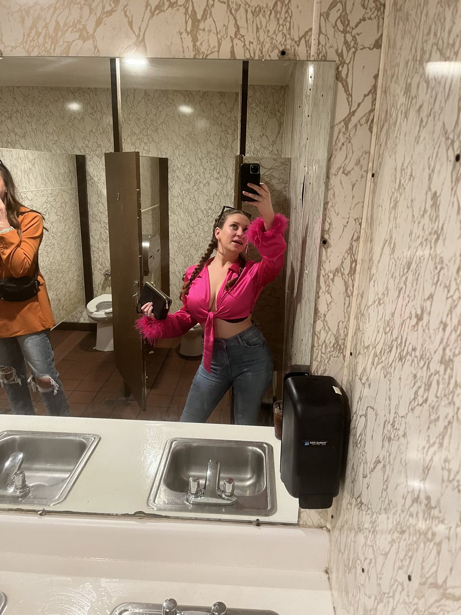 Candddyy's tweet photo. I looked so fucking good last night it felt like I was doing community service https://t.co/ICXSGOW09k