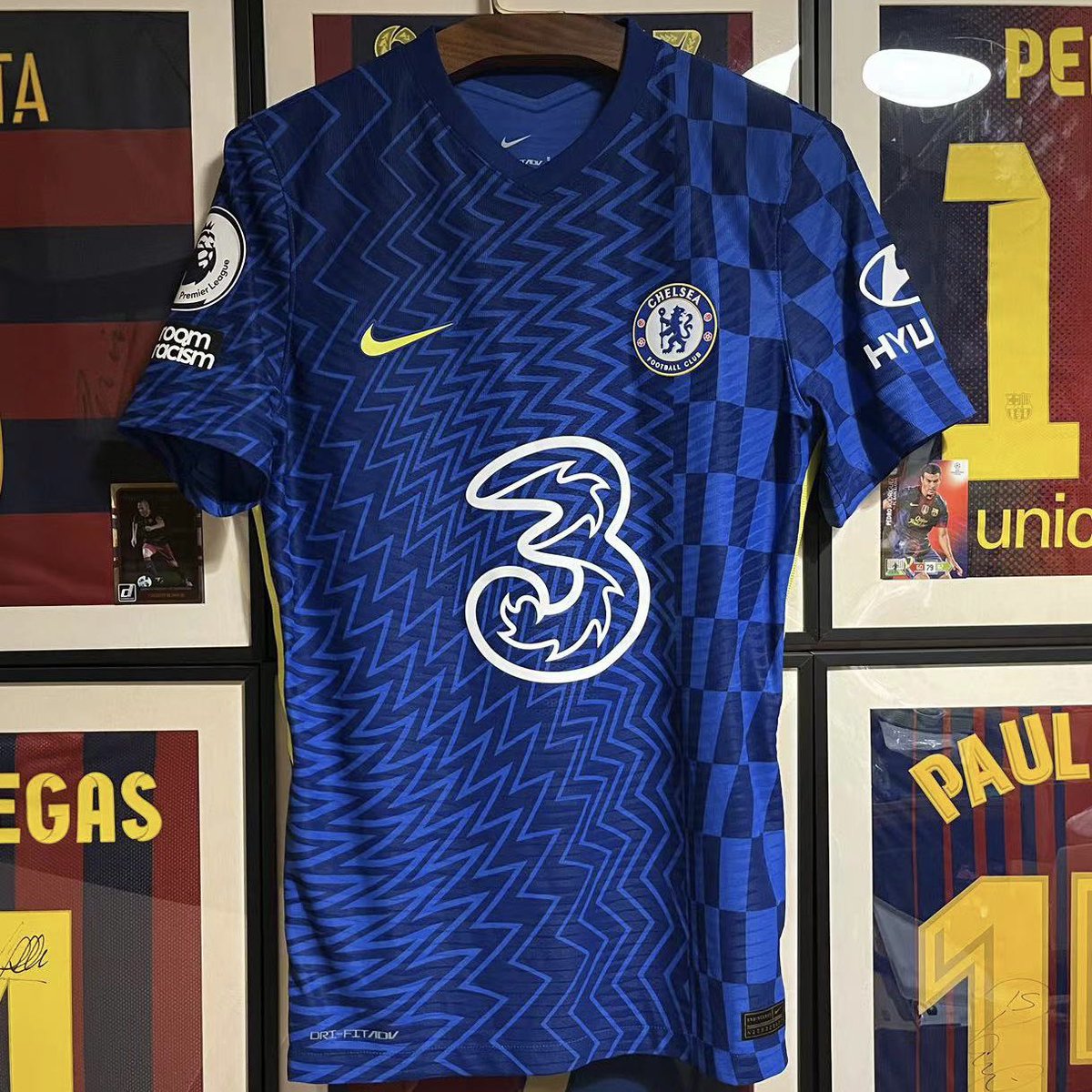 Jerry7Law's tweet image. 🇩🇪NEW ARRIVAL🇩🇪
Chelsea 21/22 vaporknit home shirt
with Timo Werner signed number🔥

Always remember the kind blonde German👱

Shoutout to @AdamGraphs @0xStriping for shirt and photo proof auto-number 
（Ignore the background, print shop run by Barca fan bossss)🤣🤣🤣
