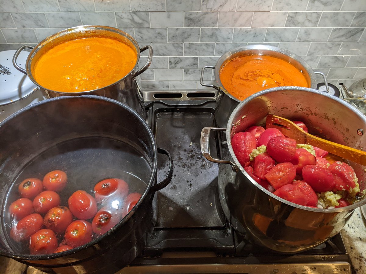 iamdanweber's tweet photo. #Fall is the time for sauce!

Thanks to our local farmers at @stjacobsmarket for the ingredients! https://t.co/D391ULaX8t