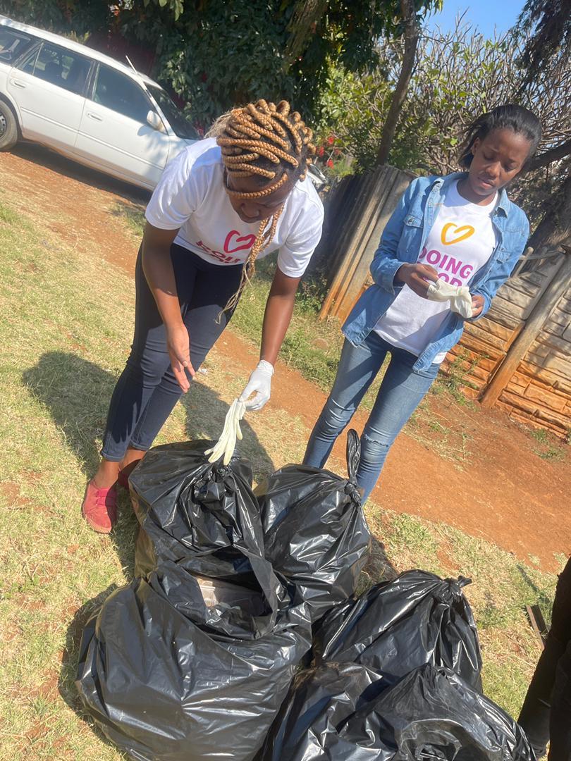SaveOurEnviron3's tweet photo. Wrapped up September Clean Up Month with our 3rd clean up campaign. Special thanks to @EMAeep, Gweru City Council, Midlands Hope Children Centre, Chishuwo Community Group, Good Deeds Day Gweru and SOET. Your continued participation and support is valuable

@UNDPZimbabwe 
@ND4NPC https://t.co/cTRfArzSBC