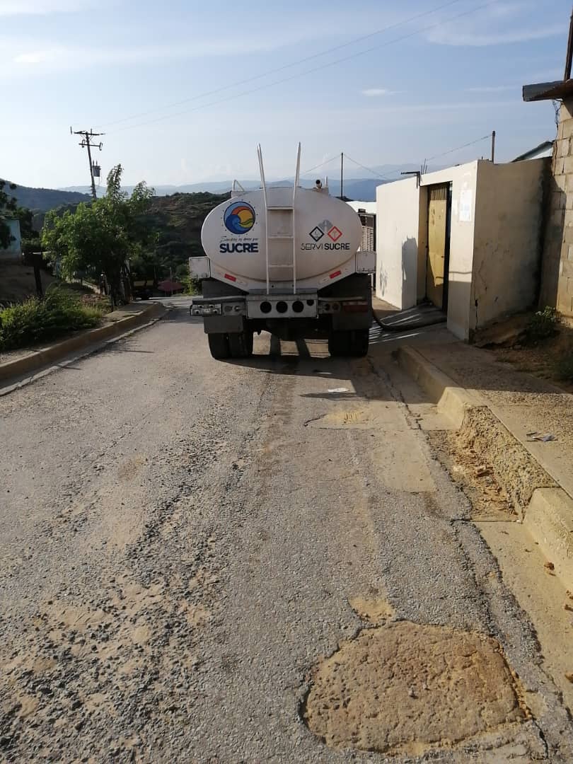 #Ahora || Gracias a la Misión Agua que ejecuta SERVISUCRE, se realiza atención a la comunidad de Vallecito de Miramar, con el propósito de suministrar agua potable. 

@GPintoVzla
<a href="/NicolasMaduro/">Nicolás Maduro</a>

#SeAdenlantóLaParranda