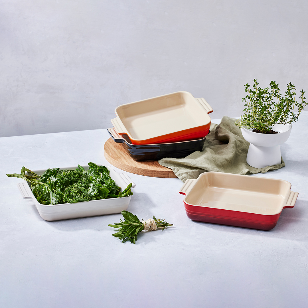 LeCreusetUK's tweet photo. Ideal for baking, roasting, marinating and more, save 50% on the 23cm Classic Square Dish in Volcanic and Meringue. Shop the #FactoryToTable sale: https://t.co/I7teiUewoI https://t.co/v8wsnBnwRb