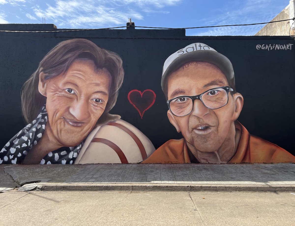 Los Curbelitos son personajes icónicos de Salto. Y digo "SON" porque "La Nora y el Chumbo" no se fueron. Siempre permanecerán en las calles,el carnaval,  los tablados o donde haya un micrófono en el cual el Chumbo exprese su amor por Norita...