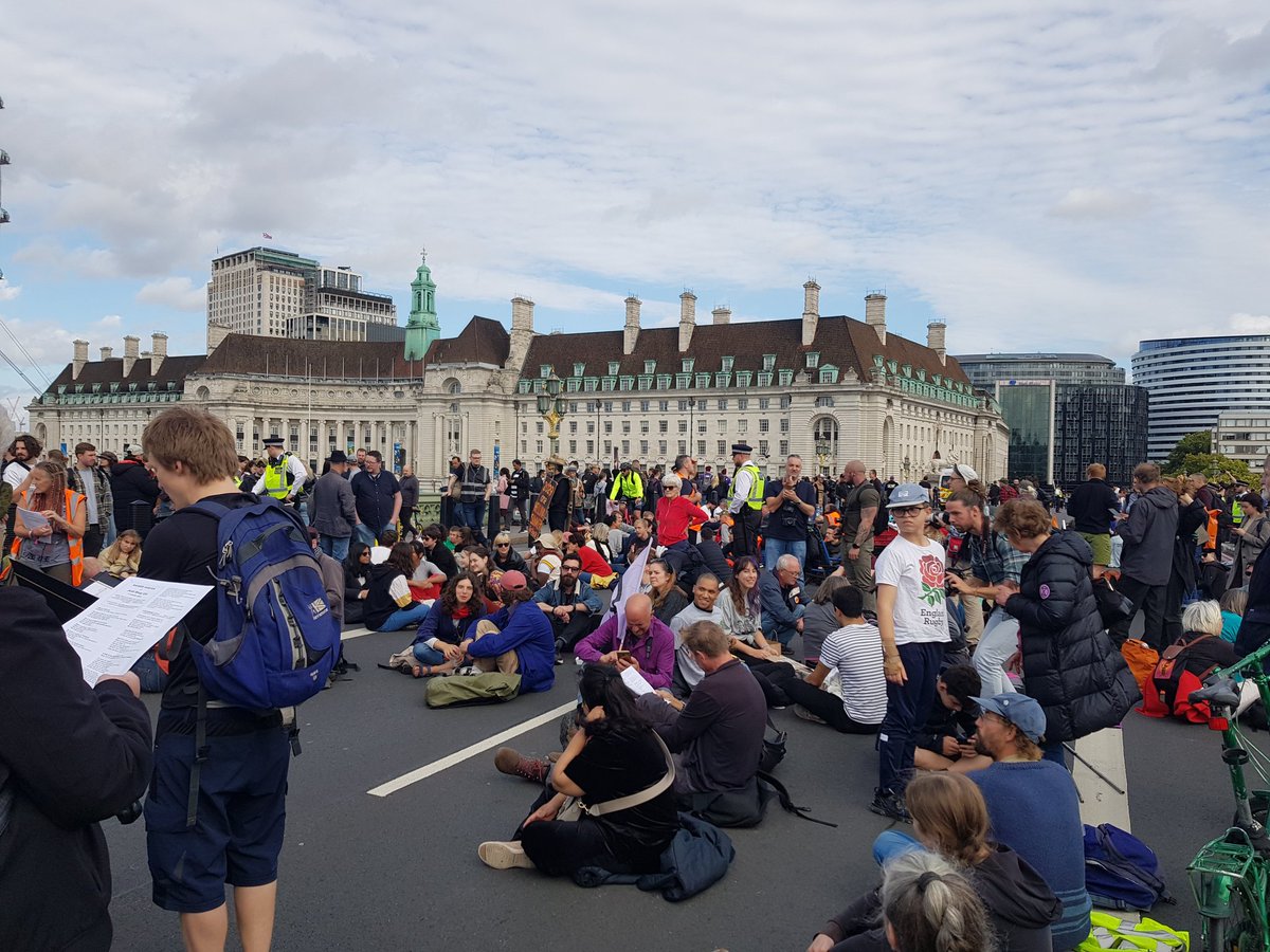 michael_chessum's tweet photo. Westminster bridge is blocked. https://t.co/fOEXqabD9Y