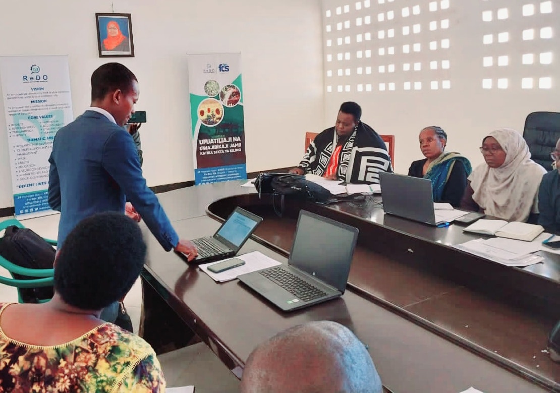 ReDOTanzania's tweet photo. Mratibu Mradi @JacobKanka akifanya wasilisho wakati wa kikao kazi cha utambulisho wa mradi wa Ufuatiliaji na uwajibikaji katika sekta ya kilimo #MCAMA. @FCSTZ @Treesftf @tanzdevtrust https://t.co/ghDU6UvX7P