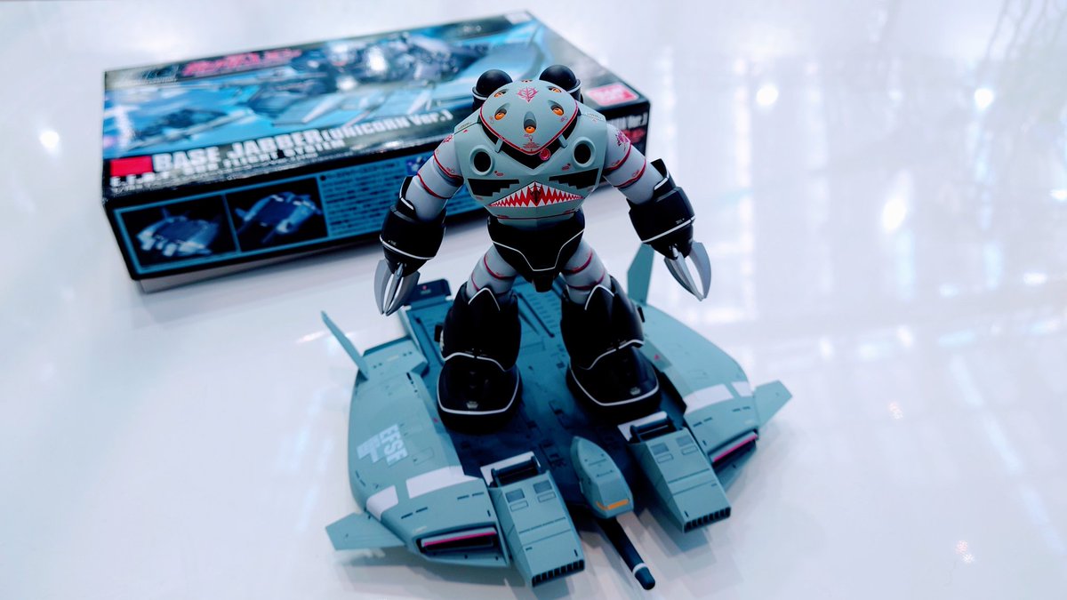 miguel_klueze's tweet photo. 待機列で皆さんガンプラ出し始めたところでHGベースジャバーの箱出して周りが「？！」ってなってた(;´Д`)

ガンダムタイプ以外、頭無し形状のベース組合せはどうかなるか検証目的でのキット選択

バンダイの方が資料撮影されたり、司会のお姉さん達が褒めてくれて嬉しかった（笑

#GNF #RTGB #ガンプラ https://t.co/rC9CU57pYb