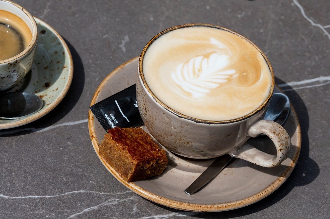 ☕️🟤WERELD KOFFIEDAG🟤☕️
Koffie, koffie, lekker bakkie koffie! Vandaag is het Wereld Koffiedag. Elke week komen de bonen versgebrand uit Noordwijkerhout. Rik, Andrea en het team van Koffielovers zorgt voor de beste en lekkerste blend en dat proef je!
#bakkie #eetcafe #koffie