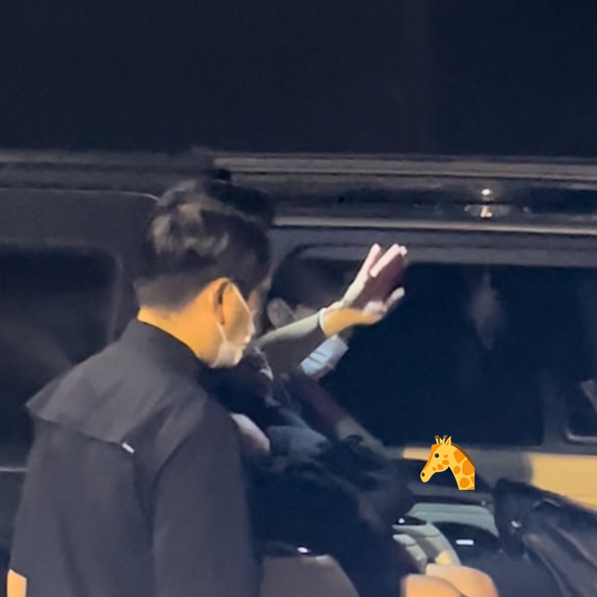 tcnlu_'s tweet photo. ตะเอ๋โบกมือบ๊ายบายแบบสุดมือ เดินทางกลับโรงแรมโดยสวัสดิภาพนะคะ หวังว่าคืนนี้พี่จงแดจะได้พลังบวกจากเอลี่ไทยกลับไปเยอะๆเลย 🤩💖 #BESTOFBEST_BKK #CHENinBKK https://t.co/byvG30rMpI