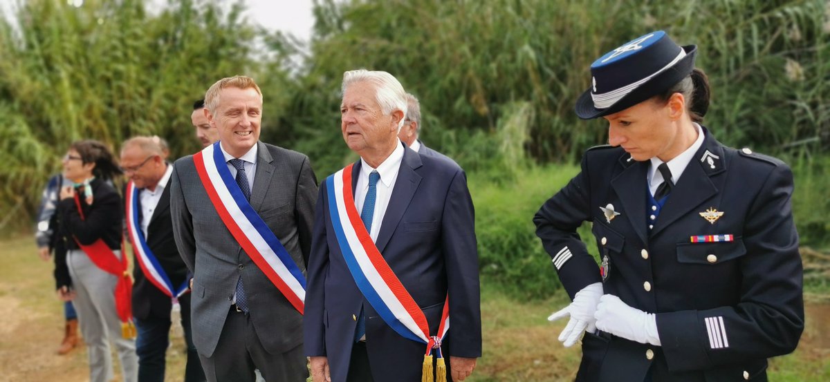 LegionHonneur34's tweet photo. La @LegionHonneur34 participait à l'hommage en mémoire des 8 jeunes résistants fusillés à la Madeleine, les autorités ont fleuri les stèles, la #smlh34 à fleuri la stèle d'Antoine Mirallès fusillé le 14 mars 1944,il avait 21 ans. fusillé le 14 mars 1944. https://t.co/f4TwljFTwC