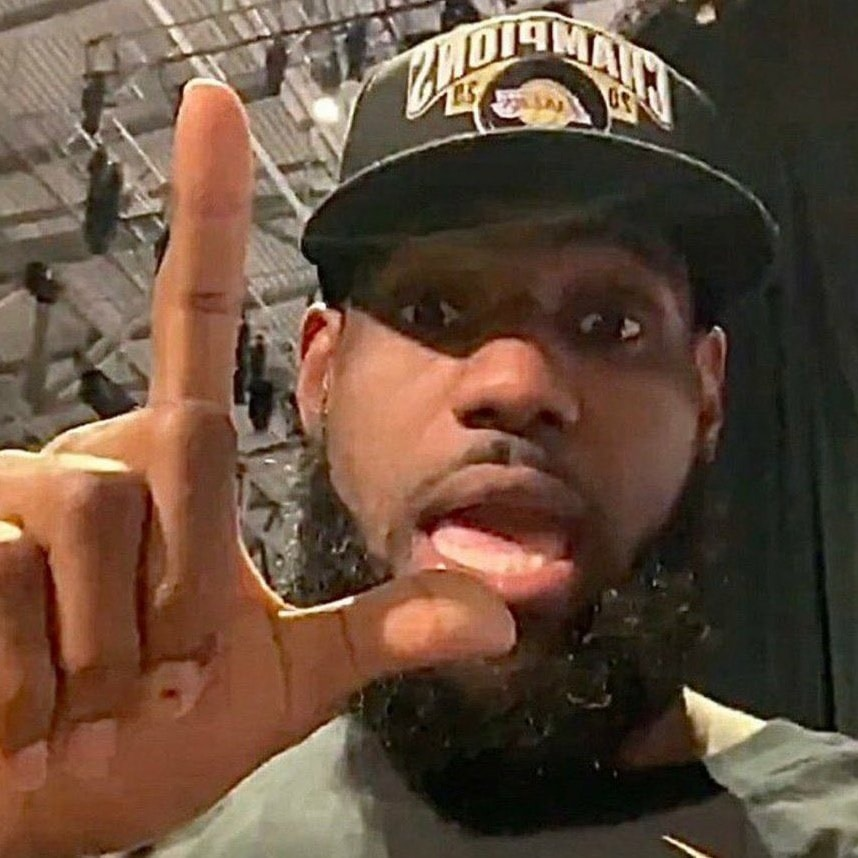 AlexCori77's tweet photo. Quem é Neymar perto de Lebron James... https://t.co/yf0sHPi1cR