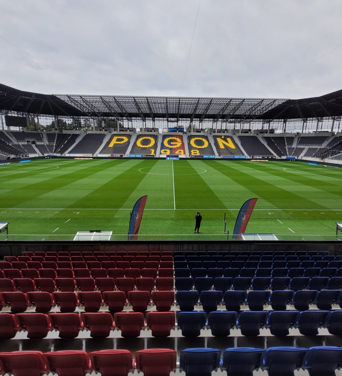 K_Ufland's tweet photo. 🔥🔥🔥 Pierwszy gwizdek za 4,5h. Nasza @PogonSzczecin zaprasza🤗!
✅Arena gotowa
🌱Murawa gotowa
🎟️ kolejny w tym sezonie SOLD OUT! (tym razem na ponad 21 000 widzów)
🗞️🆓 Weź swoje wydanie "z Twardowskiego"
⏰ Zajmij swoje krzesełko do g. 19.30!
#POGLGD już o g. 20.30
#otwarte https://t.co/SKvj31iDsJ