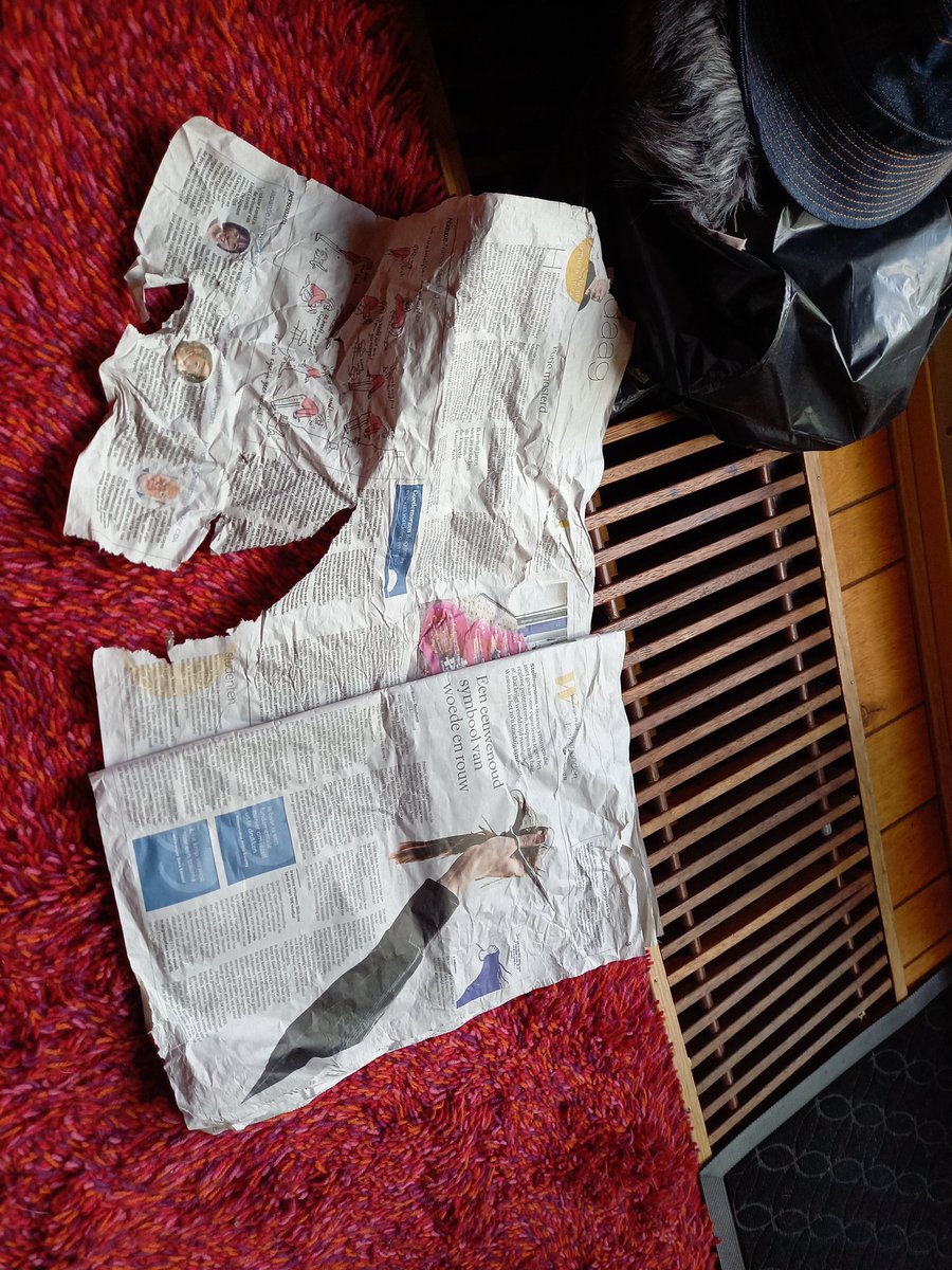 Benzooitje's tweet photo. @trouw ja het was vanmorgen hondeweer, raining cats and dogs, enz. Maar een kletsnatte krant als een prop in de brievenbus, wie eigenlijk niet meer te lezen is, wel erg jammer. Zelfs de bijlage moest ik weer leesbaar maken. €4,25 naar de klote https://t.co/nW3HxtrqJu