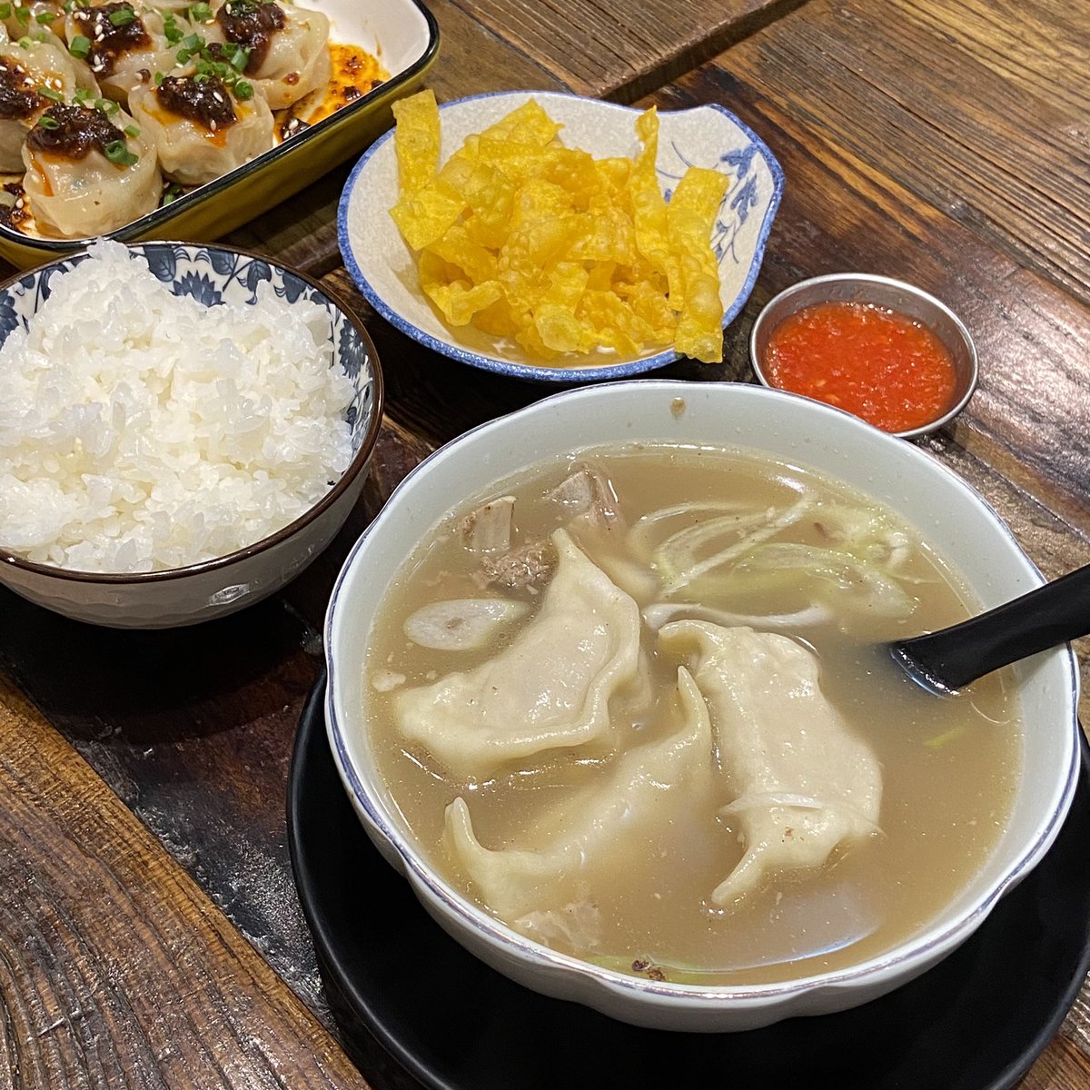 mafooddiary's tweet photo. 🥟สายเกี๊ยวเร่เข้ามาตรงนี้ ร้านที่เอาเกี๊ยวมาทำได้เป็นสิบๆเมนู เกี๊ยวครีมซอสทรัฟเฟิลเอย ห้อมฟุ้งม้ากกก✨เกี๊ยวหมูหมึกไข่เค็ม ออกเผ็ดนิดๆ รสจัดหน่อย 💗ชอบสุดเป็น “บักเกี๊ยวเต๋” เหมือนซุปบักกุ๊ดเต๋ ดูธรรมดาแต่อร่อย ตัดเลี่ยนซดคล่องคอ 🍲💥
📍JIAOZI
#อร่อยบอกต่อ @aroii @ReviewAroii https://t.co/9WlSPxxtDi