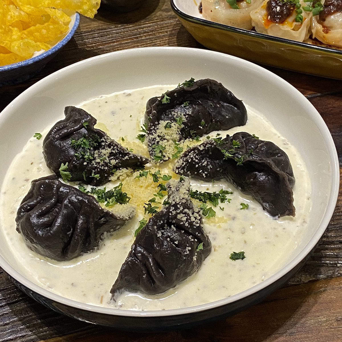 mafooddiary's tweet photo. 🥟สายเกี๊ยวเร่เข้ามาตรงนี้ ร้านที่เอาเกี๊ยวมาทำได้เป็นสิบๆเมนู เกี๊ยวครีมซอสทรัฟเฟิลเอย ห้อมฟุ้งม้ากกก✨เกี๊ยวหมูหมึกไข่เค็ม ออกเผ็ดนิดๆ รสจัดหน่อย 💗ชอบสุดเป็น “บักเกี๊ยวเต๋” เหมือนซุปบักกุ๊ดเต๋ ดูธรรมดาแต่อร่อย ตัดเลี่ยนซดคล่องคอ 🍲💥
📍JIAOZI
#อร่อยบอกต่อ @aroii @ReviewAroii https://t.co/9WlSPxxtDi