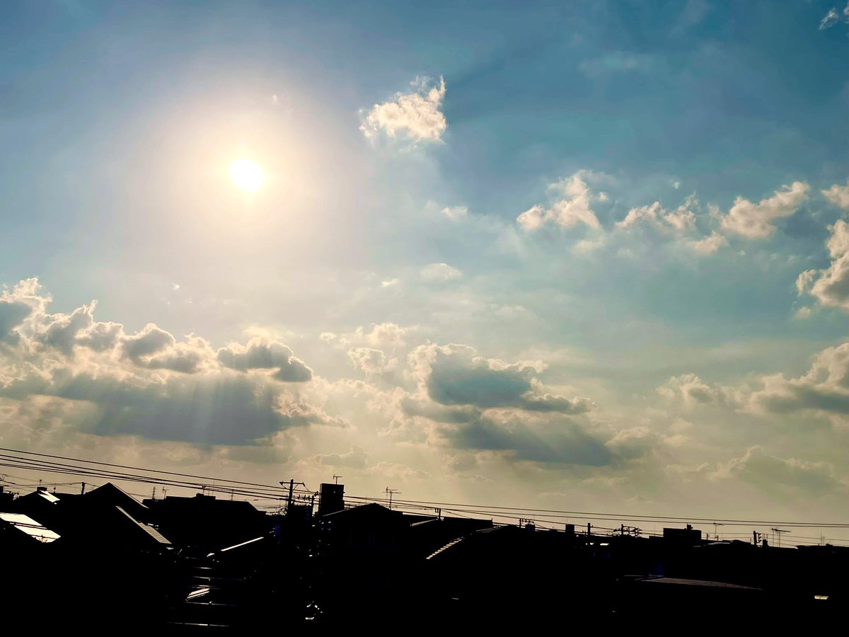 空と雲 昨日の空 澄んだ空から太陽が少し 顔を出してくれた 久し振りに撮った一枚 ＃東京カメラ部