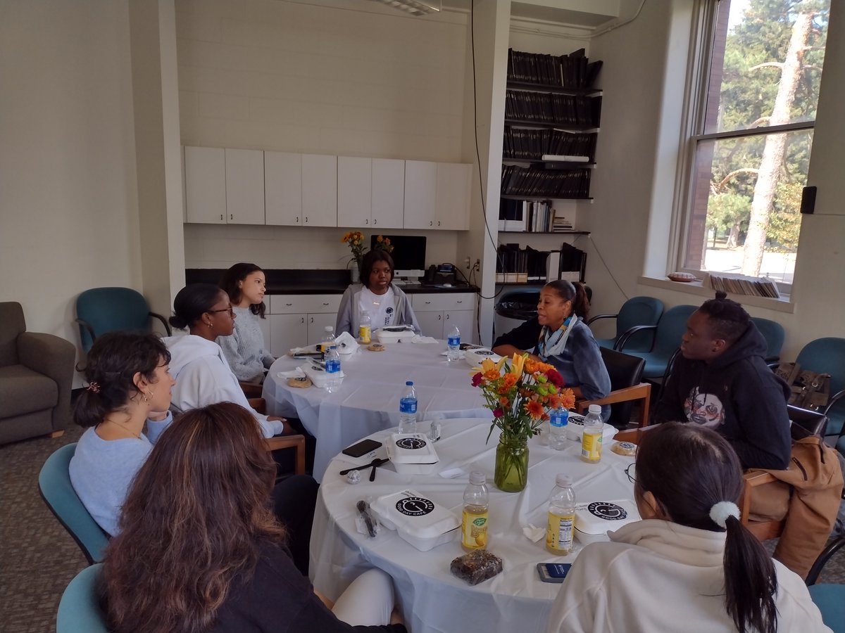 psuarts_arch's tweet photo. We had a great time with School of Visual Arts alum Nashormeh (Nasha) Lindo, who visited campus this week to receive an A&A Alumni Award. Thank you, Nasha, for sharing your experiences with our students! #sovasogood https://t.co/28tdZQ80kU