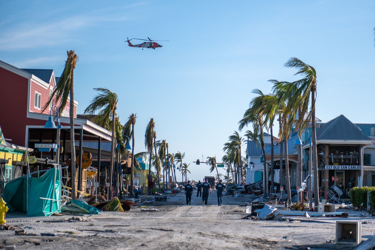 USCG's tweet photo. #CoastGuard personnel from across the country continue to respond to the aftermath of #HurricaneIan. 🆘 🌀

Our Gulf, Atlantic and Pacific Strike teams are going door-to-door to help those in need in the Fort Myers Beach area. 

#SemperParatus https://t.co/X3BEvRxOMX