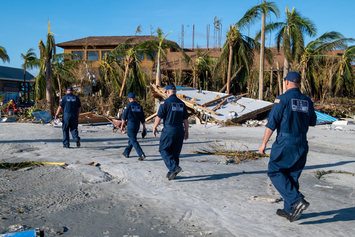 USCG's tweet photo. #CoastGuard personnel from across the country continue to respond to the aftermath of #HurricaneIan. 🆘 🌀

Our Gulf, Atlantic and Pacific Strike teams are going door-to-door to help those in need in the Fort Myers Beach area. 

#SemperParatus https://t.co/X3BEvRxOMX