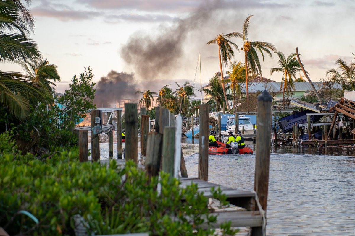 USCG's tweet photo. #CoastGuard personnel from across the country continue to respond to the aftermath of #HurricaneIan. 🆘 🌀

Our Gulf, Atlantic and Pacific Strike teams are going door-to-door to help those in need in the Fort Myers Beach area. 

#SemperParatus https://t.co/X3BEvRxOMX