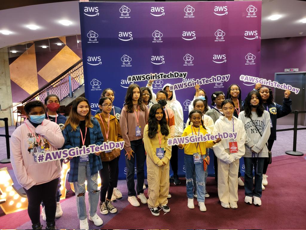 CivicsQueen's tweet image. Pennington middle school girls are ready to dive into STEM! Thanks @AWS for organizing such a great event! #AWSGIRLSTECHDAY #pbjays #PenningtonProud #pwcsnews
