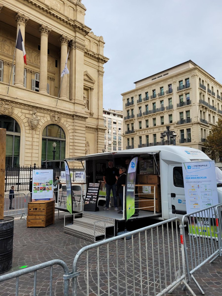 AMPMetropole's tweet photo. ♻️Les éco-ambassadeurs @AMPMetropole sont présents, au niveau du bus #R3FLEXE, pour sensibiliser aux bons gestes du tri, distribuer des mémo-tri, présenter les actions de la Métropole et les bons R3FLEXE à adopter en matière de tri des déchets ! 🚮 https://t.co/aPy4Vl52wO