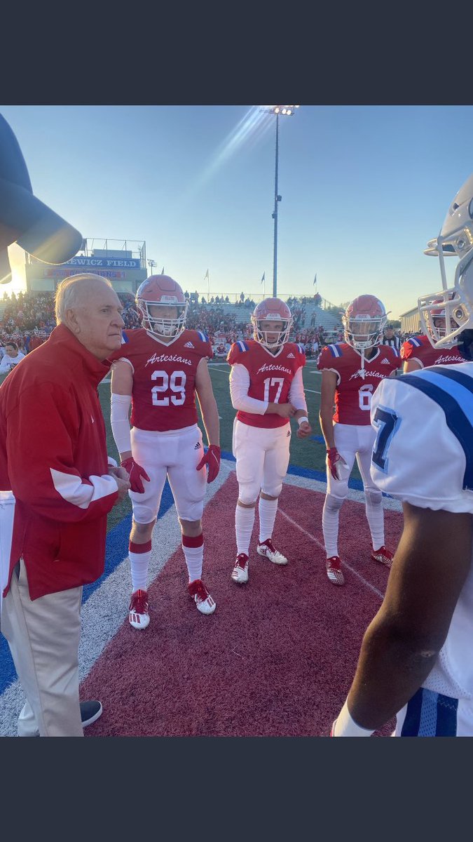 JaynesMar's tweet photo. Props to @ArtesianNation Great to see Coach Siderewicz back on the field!! #HOF #SuperQuick #ArtesianAirForce 🏈🏈🏈🏈@siderjoe @Joe_Sider https://t.co/o4dXeWf6kA
