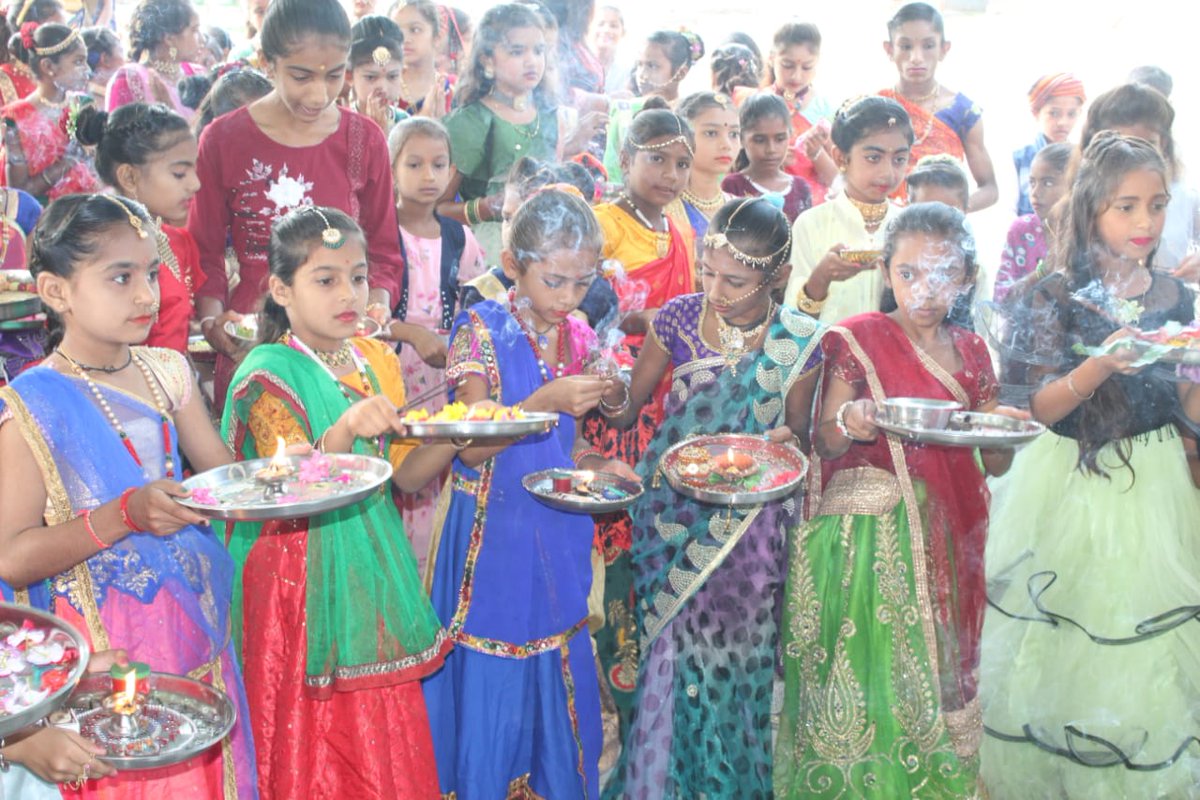 ShaileshDhakha2's tweet photo. @EduMinOfGujarat
@AmreliDpeo
@ddoamreli
@CollectorAmr
@MamlatdarJFD
શ્રી મોટા લોઠપુર અક્ષર પ્રા.શાળા (જાફરાબાદ)મા શાળા ના બાળકો દ્વારા નવરાત્રી મહોત્સવ નિમિત્તે રાસ-ગરબા નુ આયોજન કરી આપણી સંસ્કૃતિ અને પરંપરા ને જીવંત રાખવા એક સકારાત્મક પગલું.....ખુબ ખુબ અભિનંદન શાળા ના સ્ટાફ ને. https://t.co/140p4gczBt