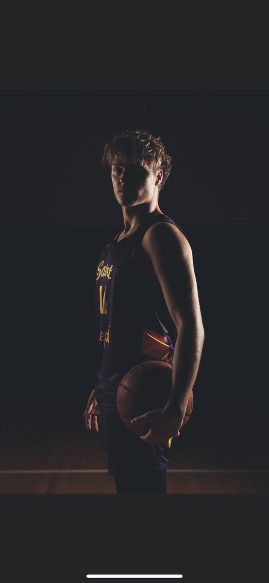 Senior pics👀💜💛