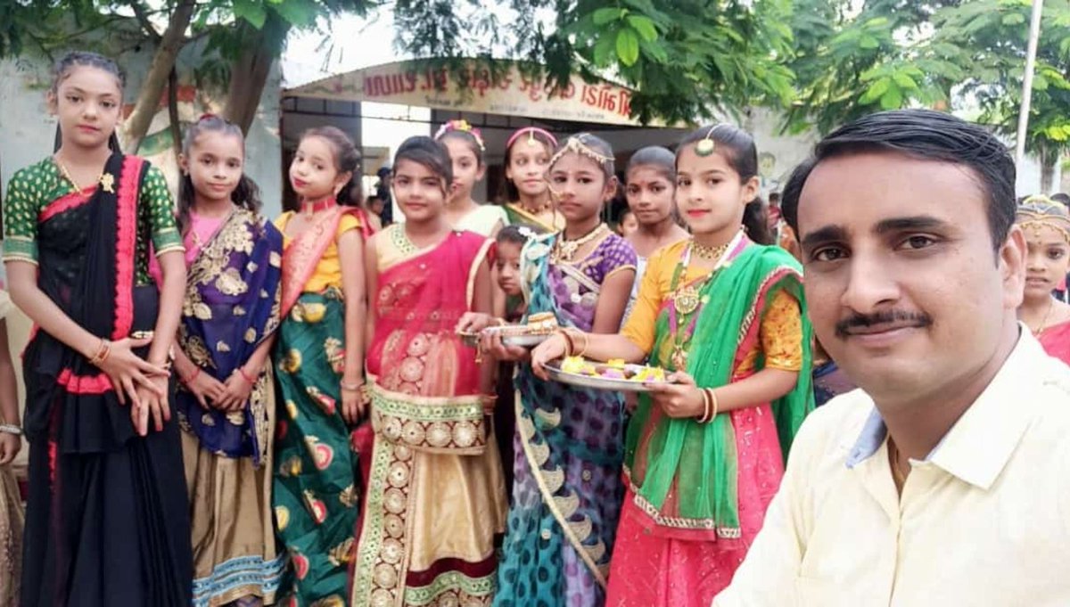ShaileshDhakha2's tweet photo. @EduMinOfGujarat
@AmreliDpeo
@ddoamreli
@CollectorAmr
@MamlatdarJFD
શ્રી મોટા લોઠપુર અક્ષર પ્રા.શાળા (જાફરાબાદ)મા શાળા ના બાળકો દ્વારા નવરાત્રી મહોત્સવ નિમિત્તે રાસ-ગરબા નુ આયોજન કરી આપણી સંસ્કૃતિ અને પરંપરા ને જીવંત રાખવા એક સકારાત્મક પગલું.....ખુબ ખુબ અભિનંદન શાળા ના સ્ટાફ ને. https://t.co/140p4gczBt