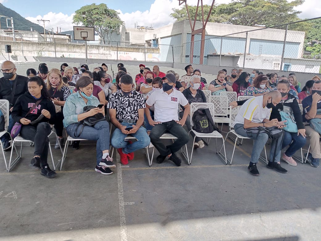 ¡Gracias presidente! <a href="/NicolasMaduro/">Nicolás Maduro</a> siguiendo las orientaciones de nuestra Ministra <a href="/_LaAvanzadora/">Yelitze Santaella</a> con alegría los maestros y maestras presentes en la "Feria para maestras y maestros 2022-2023" en la parroquia Antímano #Caracas <a href="/gracielamarilis/">Graciela Rapisarda</a>