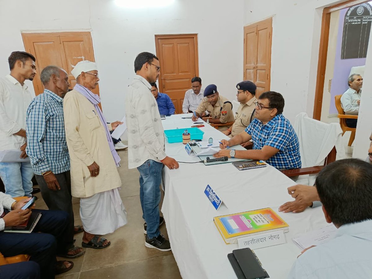 siddharthnagpol's tweet photo. #dmsid1 व #SP_SDR @AmitKAnandIPS द्वारा तहसील नौगढ़ पर आयोजित सम्पूर्ण समाधान दिवस के अवसर पर जनता की सुनी गयी फरियाद, संबंधित को दिया आवश्यक दिशा निर्देश।
#Uppolice
#siddharthnagpol
#तहसील_दिवस https://t.co/3m6yBV1xxi