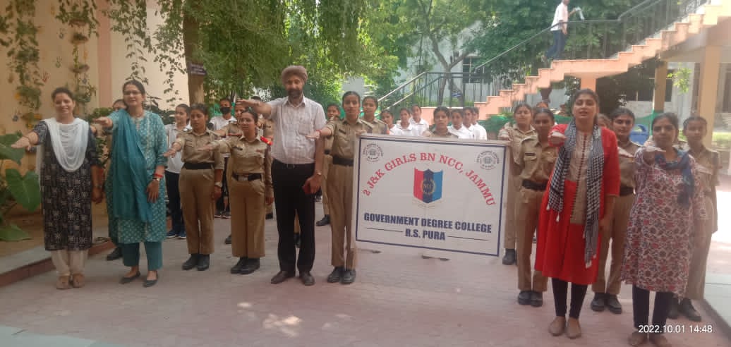 GDC_RS_Pura_NCC's tweet photo. 2J&amp;K Girls Bn.NCC of GDC RS Pura,Jammu inaugurated National Domestic Violence Awareness Month.The girl cadets participated in the pledge with full zeal and enthusiasm to create awareness regarding the domestic violence.
@DteJKL 
@RanjanMahajan6 
@adgpi 
@HQ_DG_NCC 
@suniluppal16 https://t.co/wjGgXkFIb6