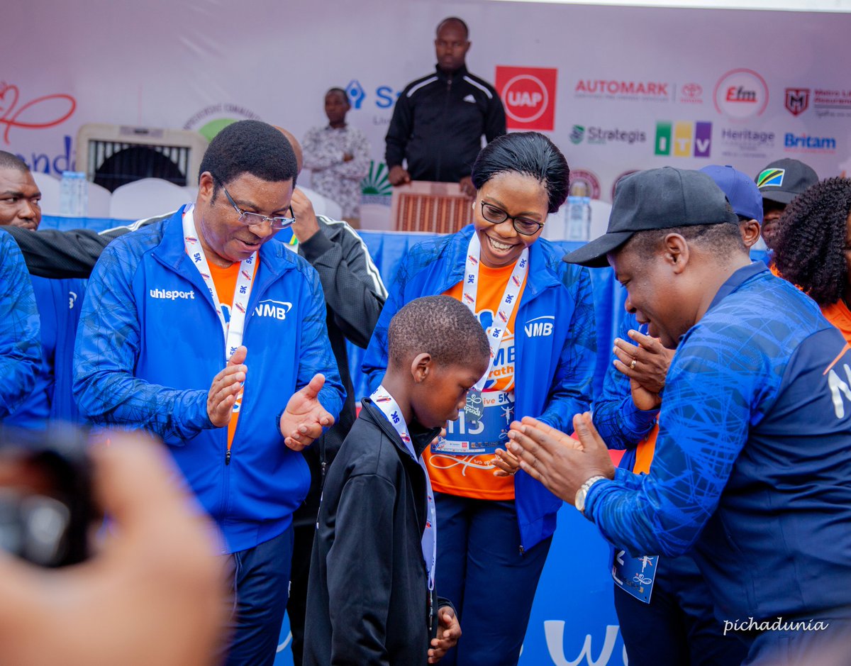 pichadunia's tweet photo. Waziri Mkuu wa Jamhuri ya Muungano wa Tanzania, Mhe. Kassim Majaliwa, akiwapongeza na kuwakabidhi zawadi washindi mbalimbali wa NMB MArathon 2022 katika mbio za Kilomita 5, 10 na 21
Picha na @pichadunia #pichadunia #NMBMarathon #MwendoWaUpendo https://t.co/tkwFJMUpYr