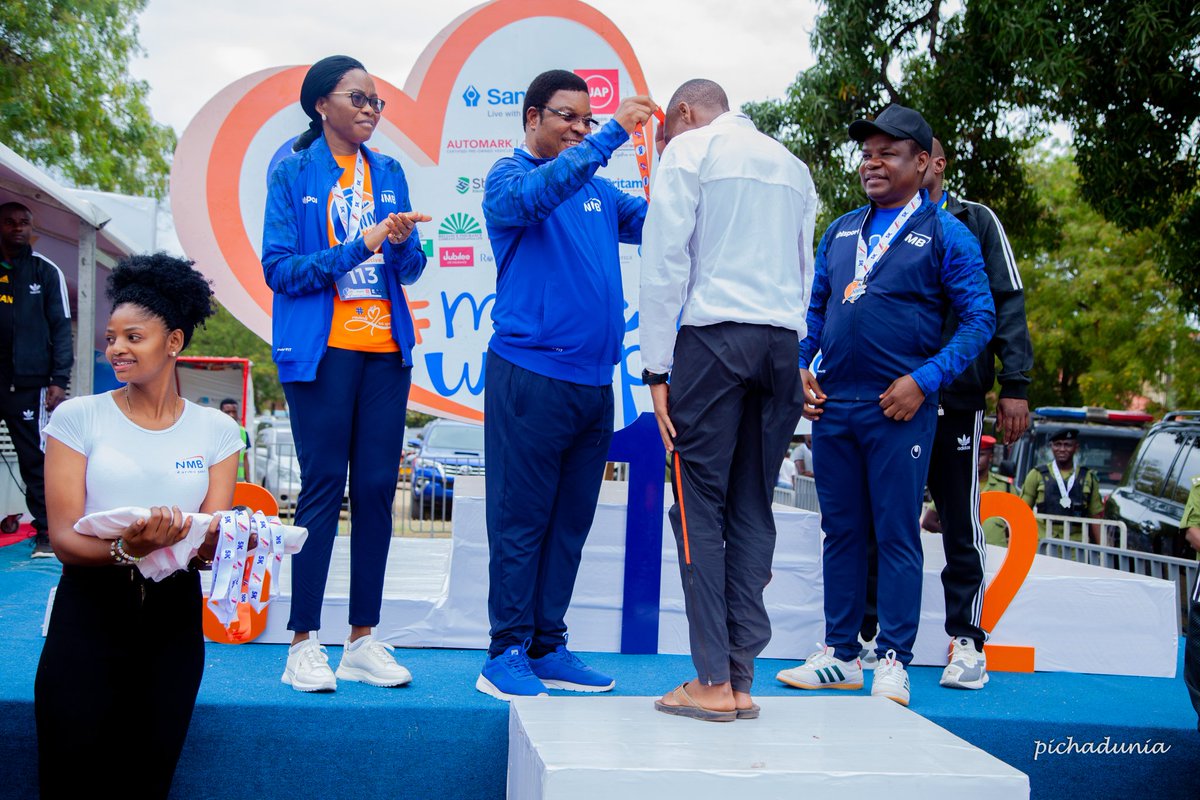 pichadunia's tweet photo. Waziri Mkuu wa Jamhuri ya Muungano wa Tanzania, Mhe. Kassim Majaliwa, akiwapongeza na kuwakabidhi zawadi washindi mbalimbali wa NMB MArathon 2022 katika mbio za Kilomita 5, 10 na 21
Picha na @pichadunia #pichadunia #NMBMarathon #MwendoWaUpendo https://t.co/tkwFJMUpYr
