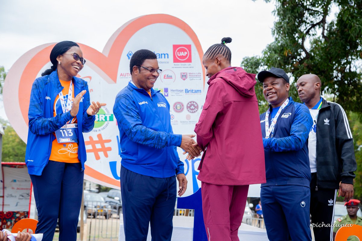 pichadunia's tweet photo. Waziri Mkuu wa Jamhuri ya Muungano wa Tanzania, Mhe. Kassim Majaliwa, akiwapongeza na kuwakabidhi zawadi washindi mbalimbali wa NMB MArathon 2022 katika mbio za Kilomita 5, 10 na 21
Picha na @pichadunia #pichadunia #NMBMarathon #MwendoWaUpendo https://t.co/tkwFJMUpYr