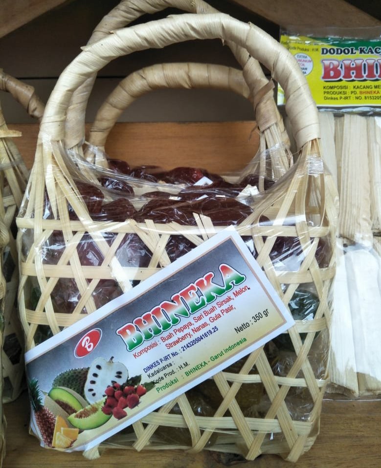 Sastrojendro91's tweet photo. Dodol Buah keranjang
Kemasan yang sangat unik paling cocok untuk buah tangan keluarga di rumah.
Terbuat dari bahan bahan pilihan dengan citarasa yang khas dodol buah Garut menjadikan makanan ini dicari dikalangan wisatawan.

#dodol #dodolbuah #dodolgarut #jenangbuah #jenangdodol https://t.co/8MtJF0EV3T
