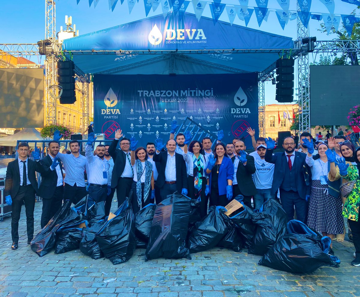 Temiz siyaset temiz meydanlar!

Büyük #TrabzonMitingi sonrası binlerce kişinin bulunduğu alanı çevreci gençlik olarak gönüllülerimizle birlikte temizledik. 🌱💧

#TemizSiyaset