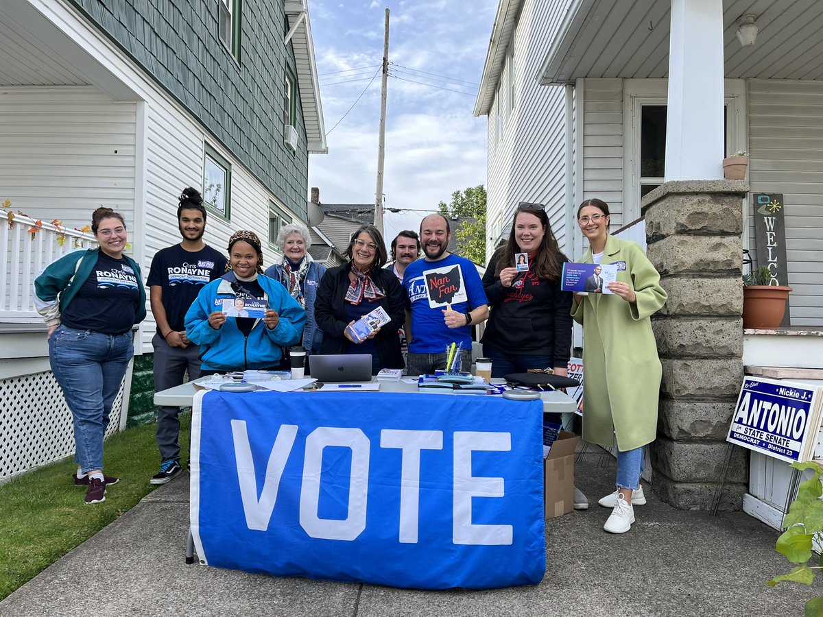 JustinMBibb's tweet photo. No better way to start the day. Team Bibb is out in Ward 15 today to remind residents to make a plan to vote for Democrats down the ballot this November. Let’s go! ✊🏾#Vote https://t.co/3YqwBaqQwc