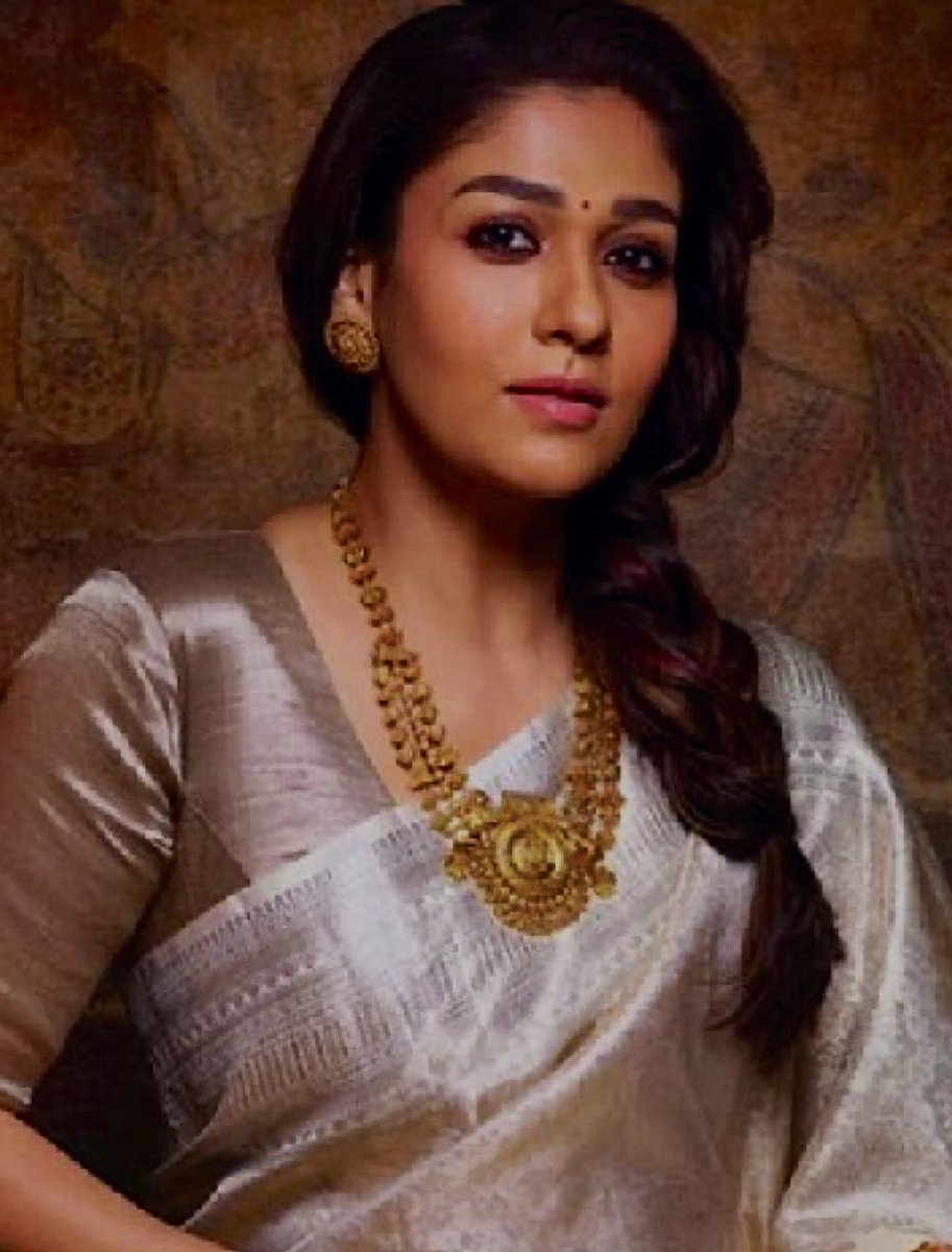 suria____'s tweet photo. BOW TO THE QUEEN 💅🏽
#LadySuperstar #Nayanthara @TanishqJewelry https://t.co/6RfzhSYhDW