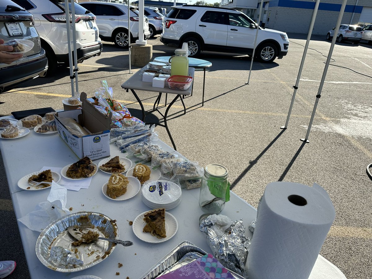 whsbluejaychoir's tweet photo. The car wash and bake sale are on their way!! Come on down to Chris Auffenberg Ford!! https://t.co/vddwkA3Urn