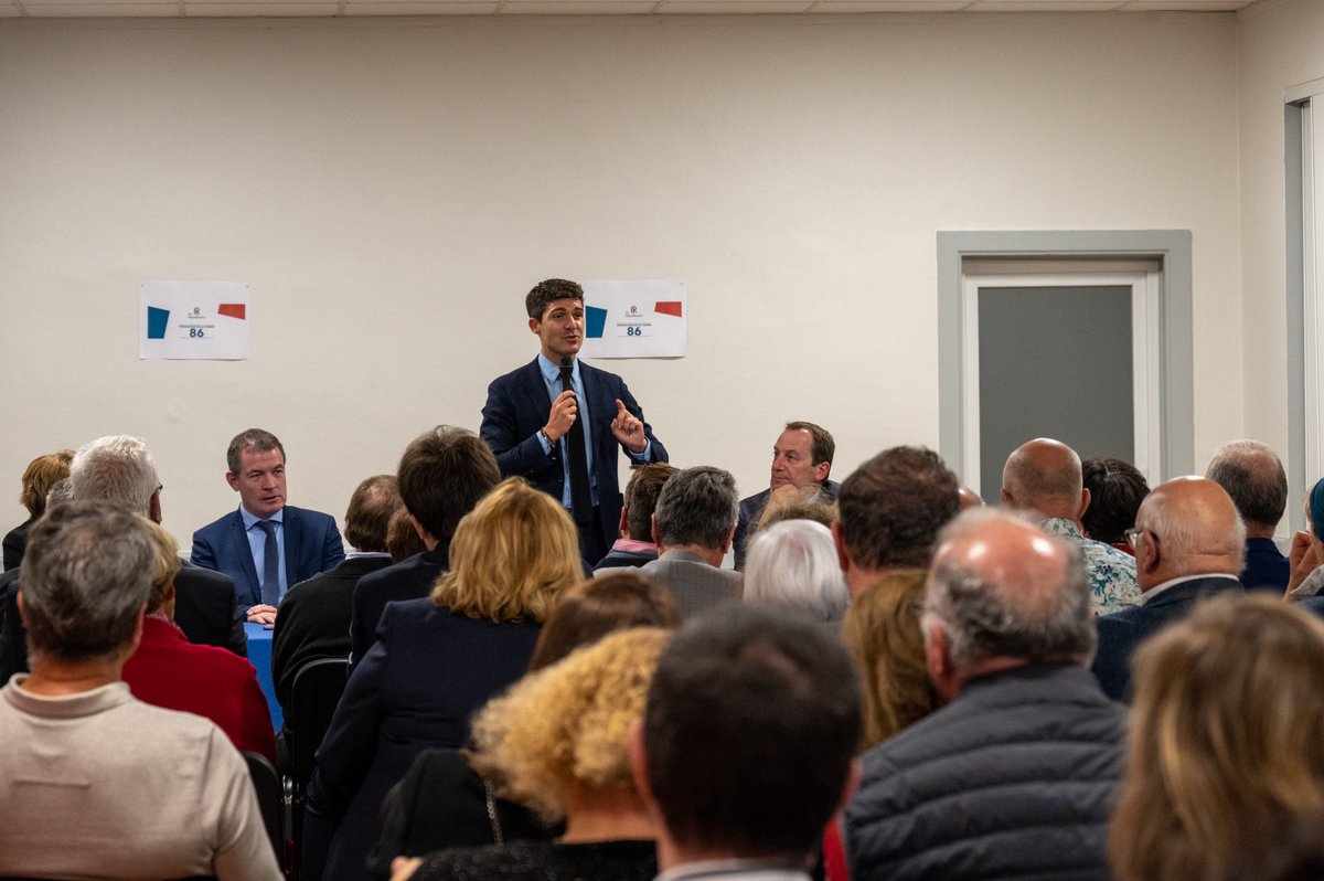 NEDELECRonan1's tweet photo. Très belle rentrée des LR de la Vienne hier soir en présence de Aurélien Pradié. Merci aux élus présents et bravo à Hugo Bertrand pour l’organisation. #LR86 https://t.co/sr8DbNkh54