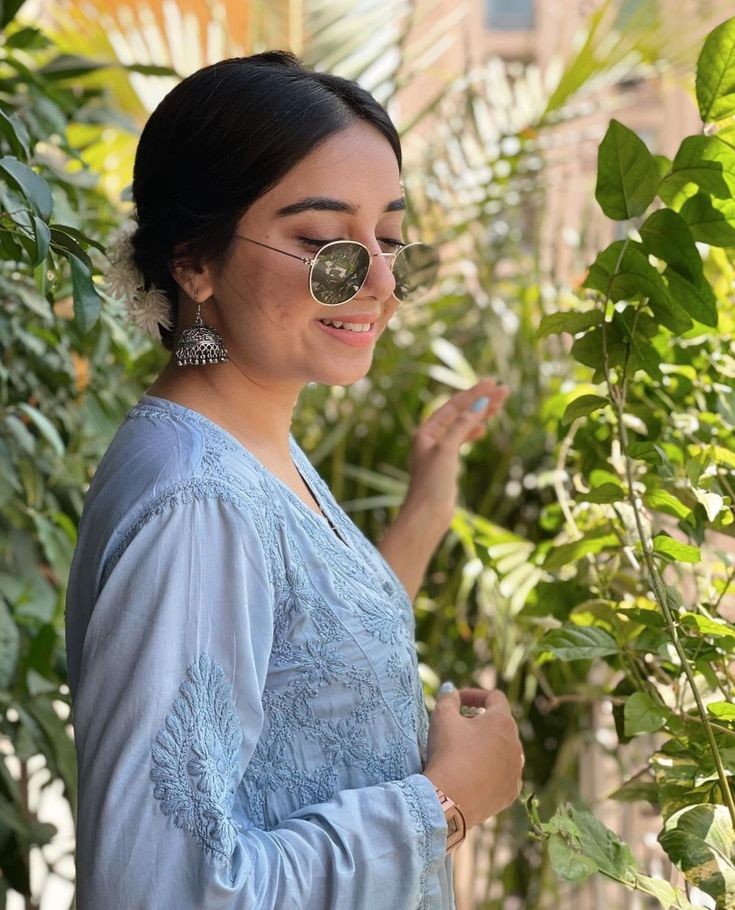 _xdhimantweets_'s tweet photo. Silver jhumkas,chikankari outfit, simple hair, a bindi and hayeee there you go😍🕊 https://t.co/lSyfrs4sC3