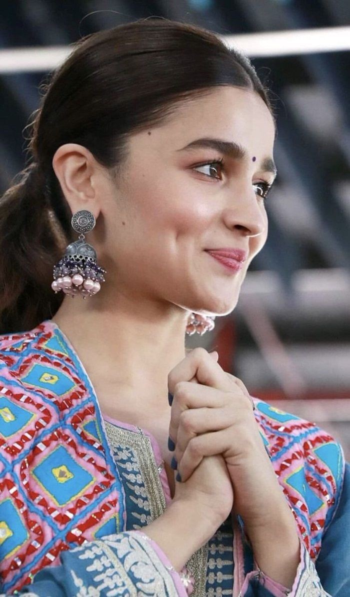 _xdhimantweets_'s tweet photo. Silver jhumkas,chikankari outfit, simple hair, a bindi and hayeee there you go😍🕊 https://t.co/lSyfrs4sC3