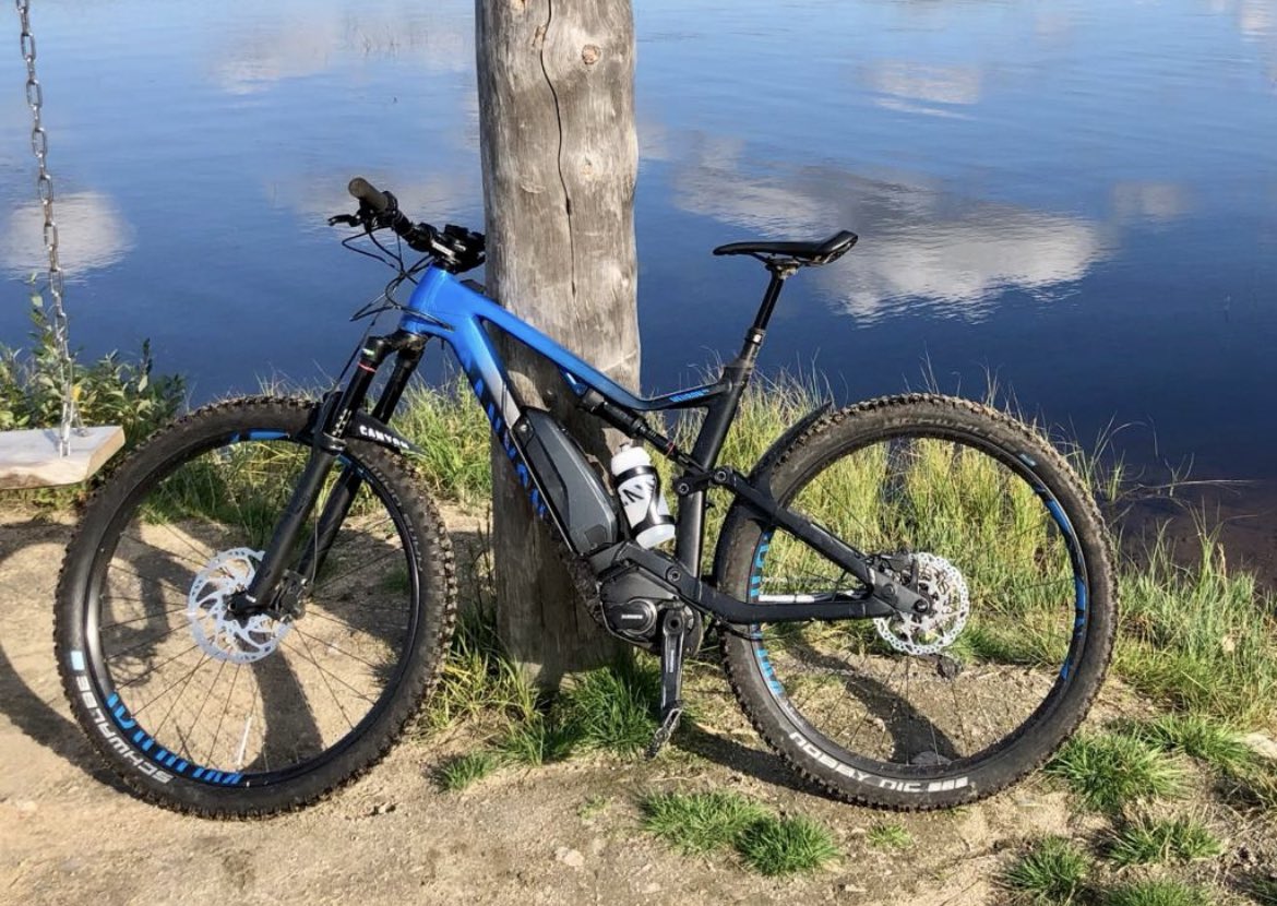 Ohoi koko Twitter. Kaipaan apuanne. Kuvassa oleva pyörä on varastettu. Jos törmäät siihen jossain, esimerkiksi myynti-ilmoituksissa, niin pyydän ilmoittamaan havainnosta minulle. Saa jakaa 👍