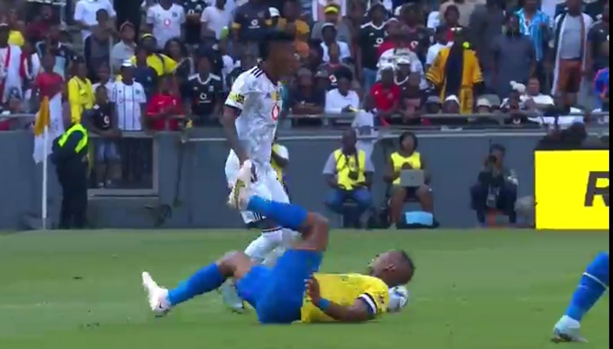 Mlu__N77's tweet photo. The word  on the street is that Andile Jali is still on the floor. We are Orlando Pirates 🤍💀🖤☠️ https://t.co/31afQkQAnn