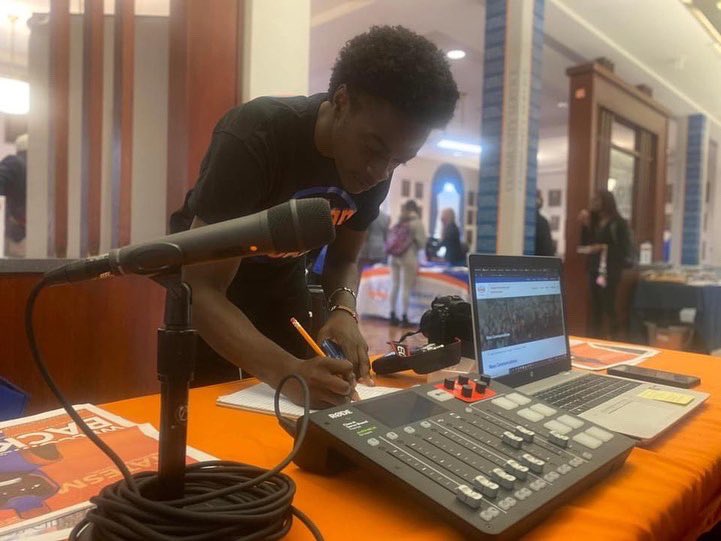VSU_MassComm's tweet photo. Professors Eric Jackson and Antoine Williams introduce freshmen to all that the Mass Communications major offers during #decisionweek @VSU_1882 @VAStateACE https://t.co/bsxePkRFiS