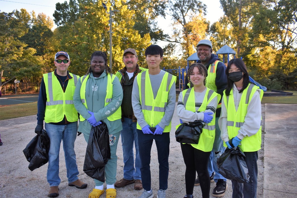 lagrangegaGOV's tweet photo. #Thankyou to everyone who showed up this AM at Jones Street Park to help us #LeaveLaGrangeBetterThanWeFoundIt!
#LLBTWFI #littercleanup #lagrangehighserviceclub #LFDStrong #community #thisisourcommunity #lagrangega #cityinspired https://t.co/1BxocOcnFf