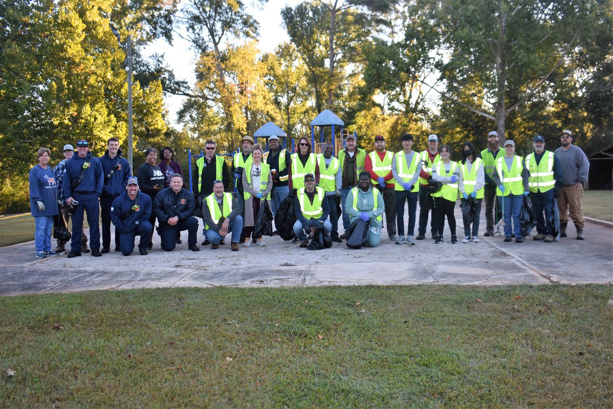 lagrangegaGOV's tweet photo. #Thankyou to everyone who showed up this AM at Jones Street Park to help us #LeaveLaGrangeBetterThanWeFoundIt!
#LLBTWFI #littercleanup #lagrangehighserviceclub #LFDStrong #community #thisisourcommunity #lagrangega #cityinspired https://t.co/1BxocOcnFf