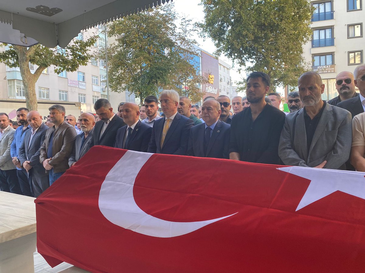 _MHPistanbul_'s tweet photo. İl Başkanımız Sn. @birolgurmhp, MYK Üyelerimiz Sn. @UnluturkNevzat ve Sn. @afsinbirben ile İlçe Başkanlarımız Kartal İlçe Başkan Yardımcısı Erkan Hançer’in cenazesine katıldılar.

Merhuma Allah’tan rahmet, ailesine ve teşkilatımıza başsağlığı ve sabırlar dileriz. https://t.co/czQqd32OKn